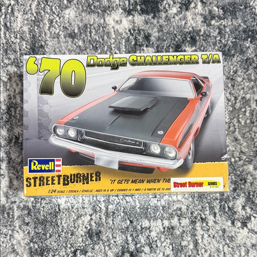 Revell '70 Dodge Challenger T/A Model Kit Street Burner Scale 1:24 85-2596